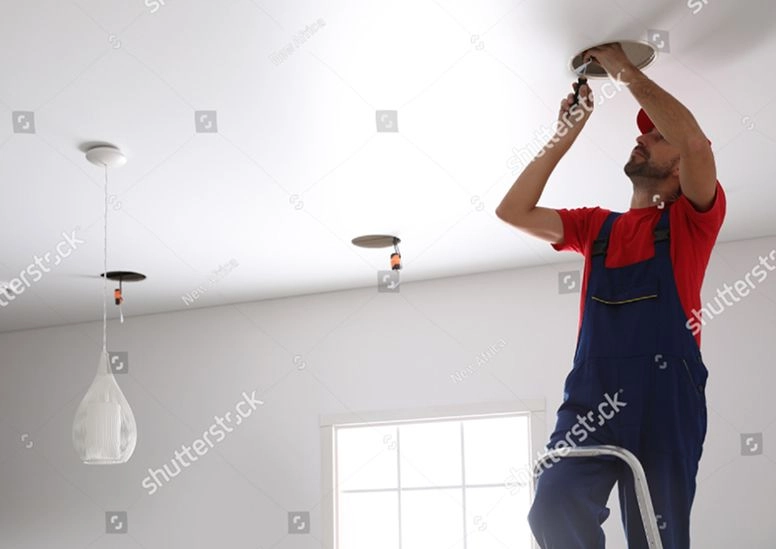 Установка маскировочной вставки по периметру, монтаж светильников